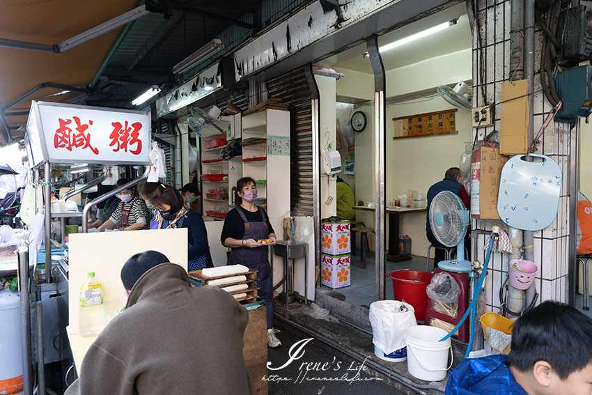 三重超強紅燒肉滴加啦！要肥要瘦任你選，市場內的無名鹹粥總是不缺人潮，在地人的隱藏版早餐