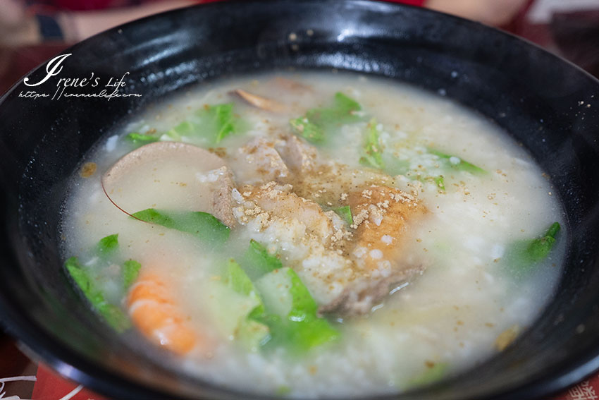 雙溪車站新鮮煮，澎湃海鮮麵兩百元有找，小鮑魚、小卷、蛤蜊還有四隻大鮮蝦