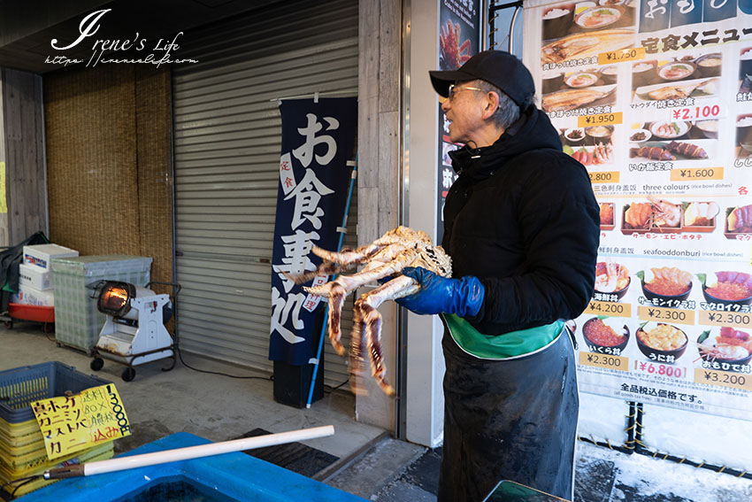 札幌場外市場吃現撈帝王蟹！早餐就吃痛風餐，杉山水産 根室かに市場一蟹二吃超滿足