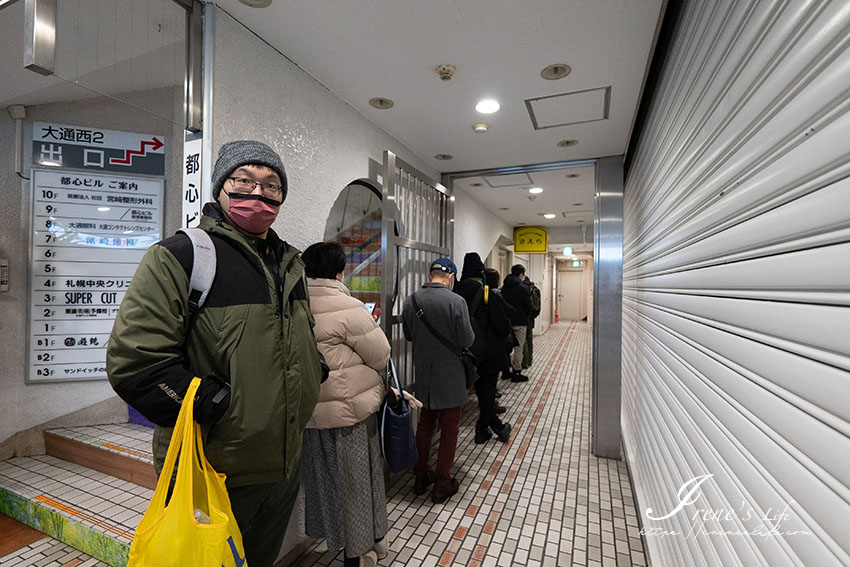 札幌大通公園排隊名店，還沒開門就排到樓梯上，水果三明治、帝王蟹沙拉三明治晚來吃不到