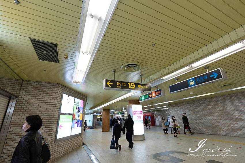 札幌大通公園排隊名店，還沒開門就排到樓梯上，水果三明治、帝王蟹沙拉三明治晚來吃不到