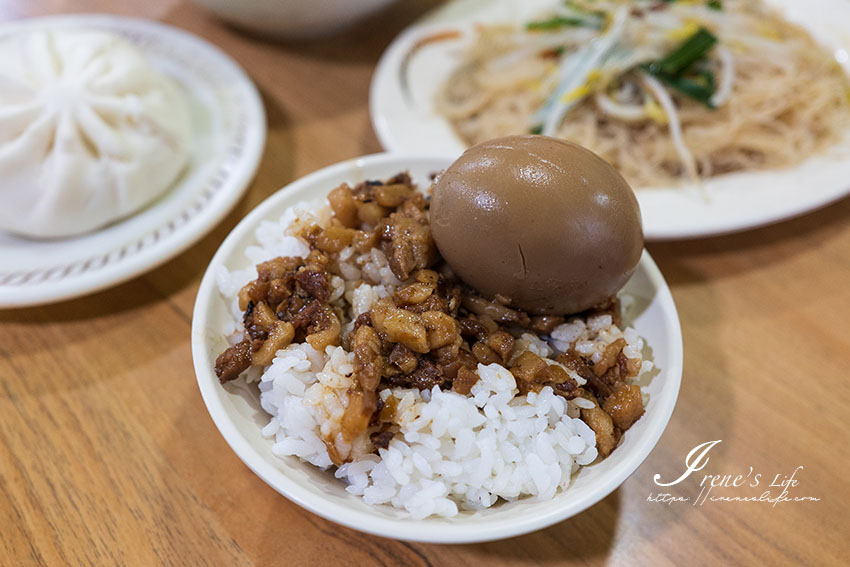 料多到看不到湯的四神湯，澎湃濃郁各部位都吃的到，內用無限續湯、冷泡茶免費喝