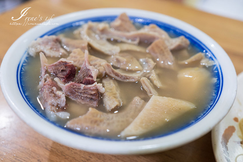 料多到看不到湯的四神湯，澎湃濃郁各部位都吃的到，內用無限續湯、冷泡茶免費喝