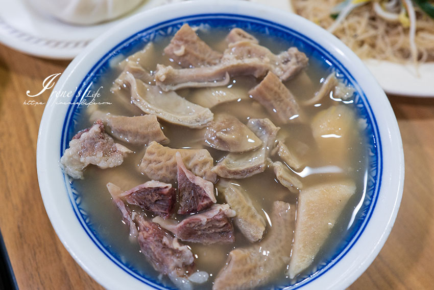 料多到看不到湯的四神湯，澎湃濃郁各部位都吃的到，內用無限續湯、冷泡茶免費喝