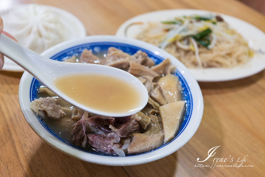 料多到看不到湯的四神湯，澎湃濃郁各部位都吃的到，內用無限續湯、冷泡茶免費喝