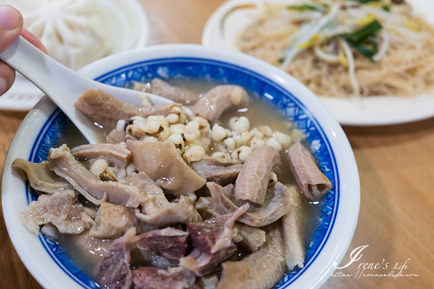 料多到看不到湯的四神湯，澎湃濃郁各部位都吃的到，內用無限續湯、冷泡茶免費喝