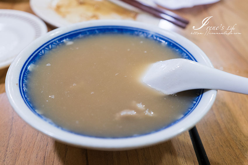 料多到看不到湯的四神湯，澎湃濃郁各部位都吃的到，內用無限續湯、冷泡茶免費喝