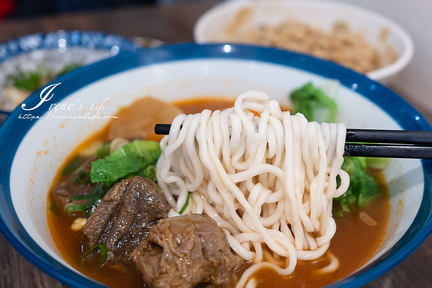 內科餐廳美食推薦，巷弄裡的牛肉麵，蕃茄味道超濃郁，貨真價實的番茄牛肉麵