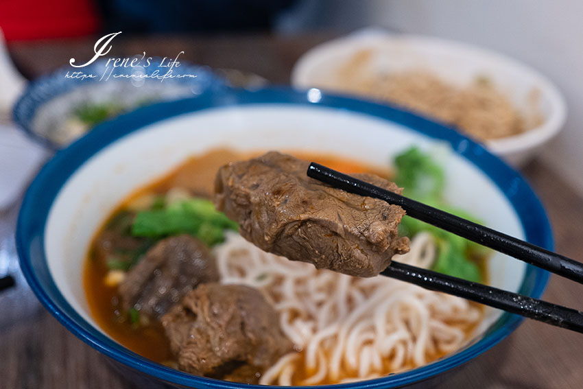 內科餐廳美食推薦，巷弄裡的牛肉麵，蕃茄味道超濃郁，貨真價實的番茄牛肉麵