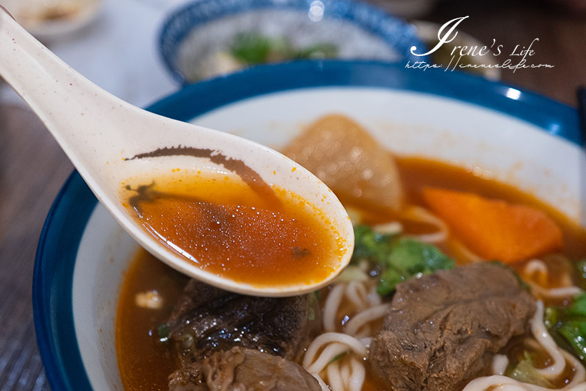 內科餐廳美食推薦，巷弄裡的牛肉麵，蕃茄味道超濃郁，貨真價實的番茄牛肉麵