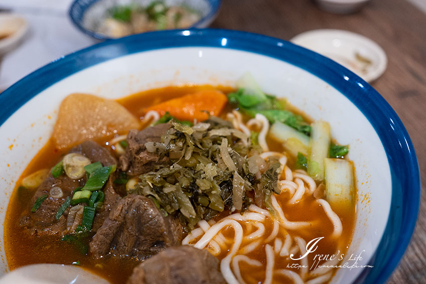 內科餐廳美食推薦，巷弄裡的牛肉麵，蕃茄味道超濃郁，貨真價實的番茄牛肉麵