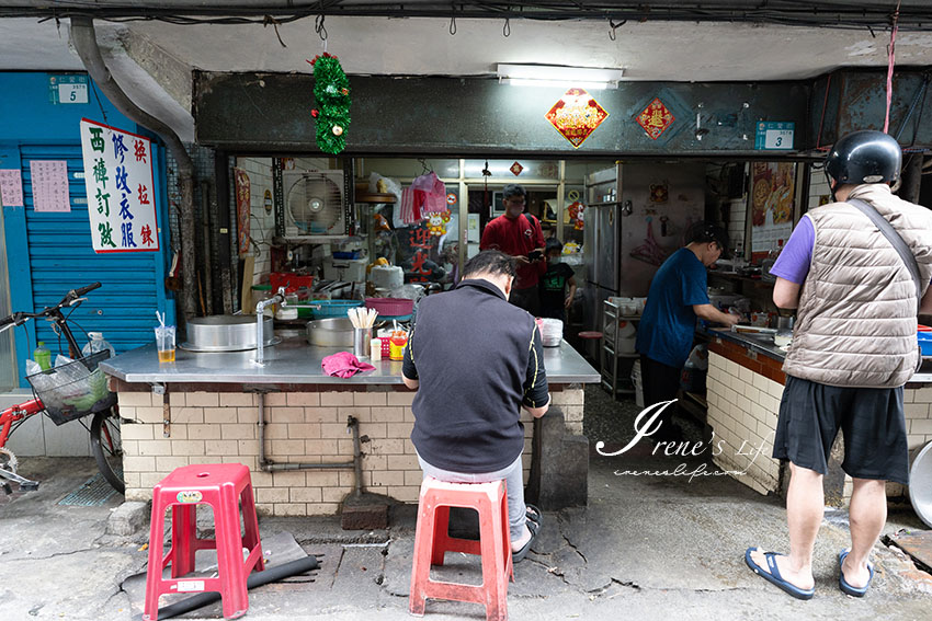 三重隱密的巷弄老店米粉湯，黑白切的小菜很齊全，天梯、豬眼睛都有，米粉湯頭超級濃