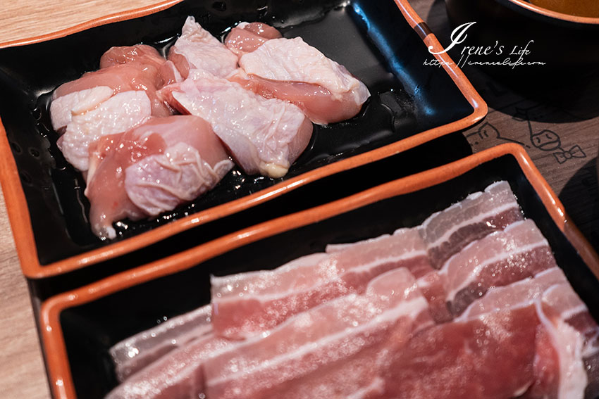 松山一個人燒肉店新開幕，軌道列車送餐新奇又快速，最便宜的「洽富氣冷雞腿肉」只要199元