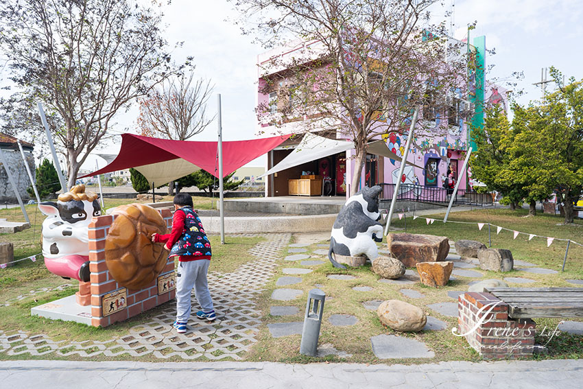 雲林免門票景點，餵牛吃草、餵魚、玩沙坑的超可愛親子景點，還有許多好吃伴手禮可以買