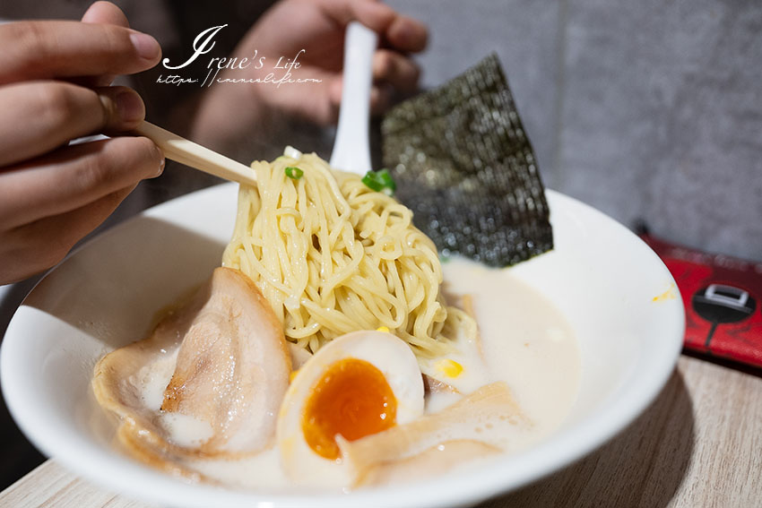 內用點一麵就可以飲料豆漿豆花吃到飽！最便宜只要120元，六種配料的豆花超有誠意，居然還有芋頭