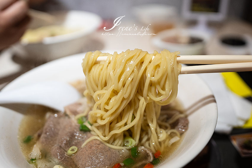 內用點一麵就可以飲料豆漿豆花吃到飽！最便宜只要120元，六種配料的豆花超有誠意，居然還有芋頭