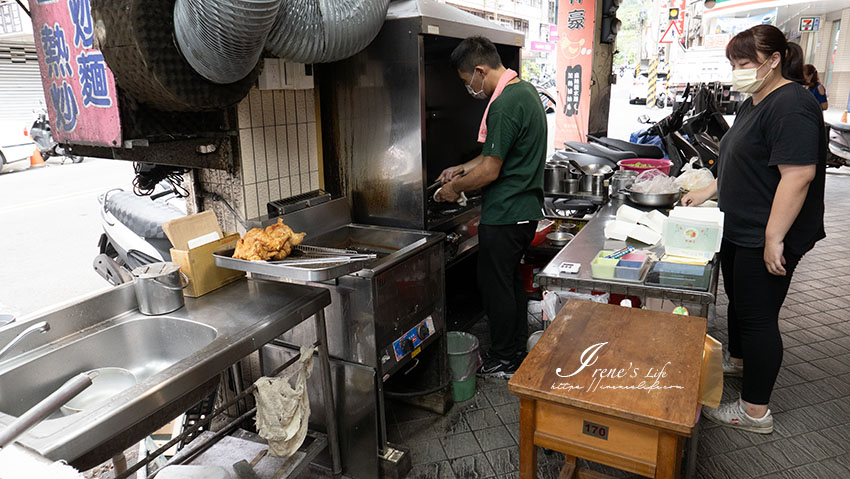 桃園有炸全雞便當，台北有炸全雞蛋炒飯，一份只賣159元！每天限量、一人限買一隻雞