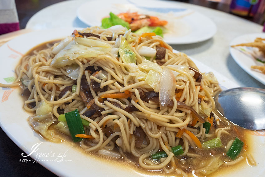 富基漁港海鮮餐廳，上菜速度極快，整桌都海鮮，5千桌菜飽到天靈蓋，份量很足口味尚可