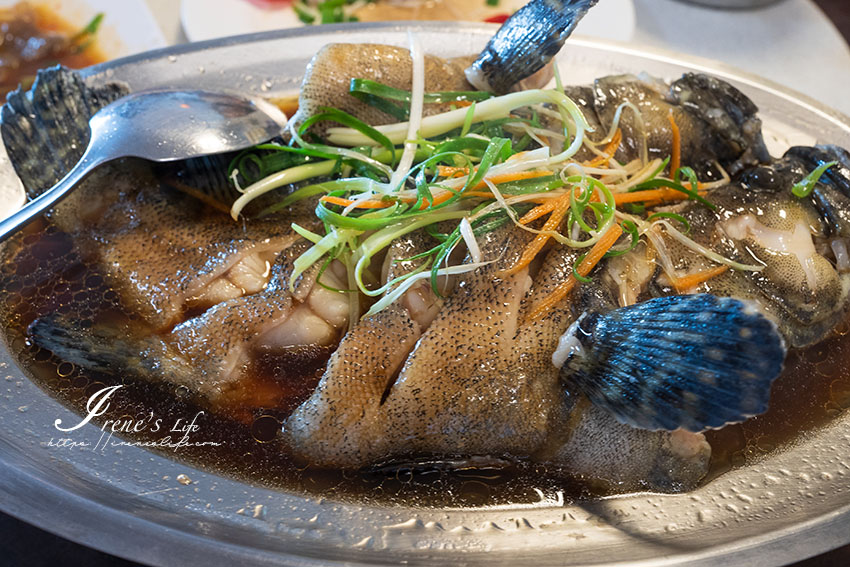 富基漁港海鮮餐廳，上菜速度極快，整桌都海鮮，5千桌菜飽到天靈蓋，份量很足口味尚可