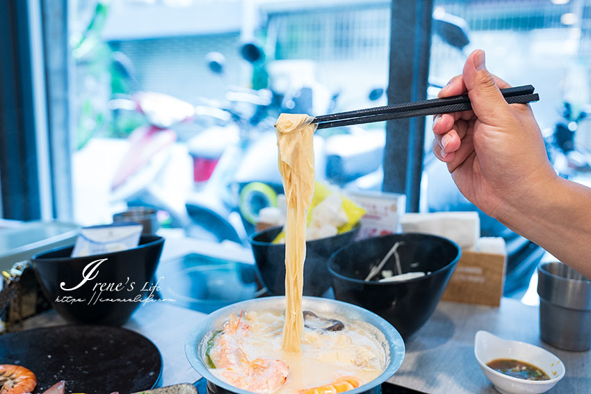 韓風火鍋店，白色麻辣鍋獨樹一格，限量海陸四人餐超澎拜！菜盤還附一隻大草蝦，內用烏梅汁、副餐無限量供應