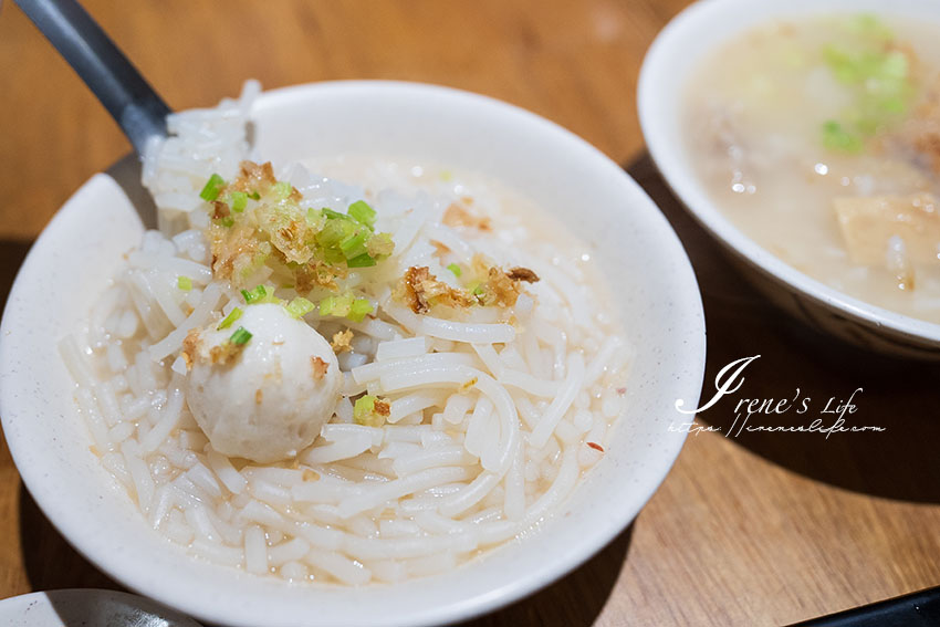 根本是吃小菜配鹹粥/米粉湯！魚漿老油條、雞皮糯米腸很特別，紅燒肉酥脆好吃，黑白切有天梯