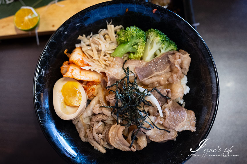 三蘆炭火現烤手工拔刺鰻魚飯，生魚片、握壽司、丼飯全都有，焦糖鮭魚好好吃～～～內用味噌湯無限供應