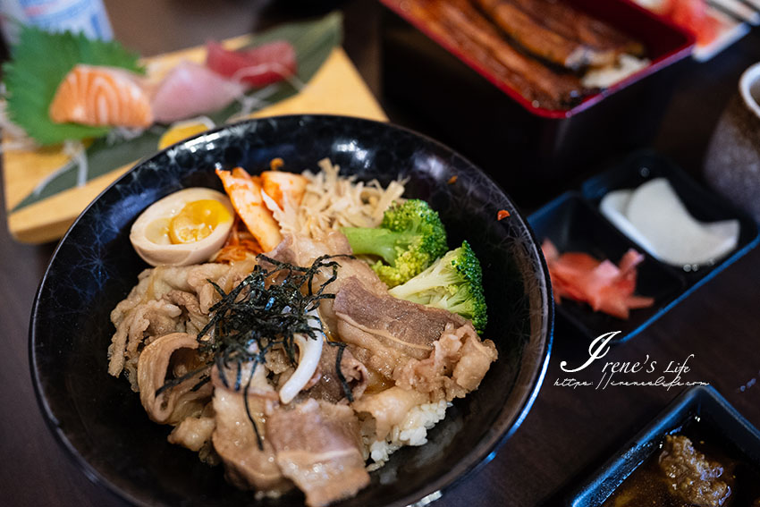 三蘆炭火現烤手工拔刺鰻魚飯，生魚片、握壽司、丼飯全都有，焦糖鮭魚好好吃～～～內用味噌湯無限供應