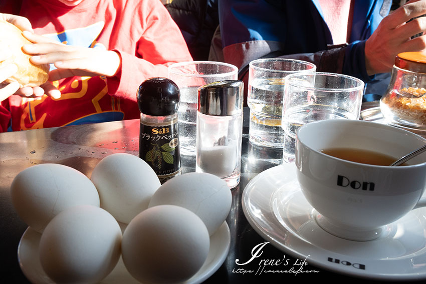 JR高山站咖啡店，早餐套餐很實惠，咖啡或茶+麵包+果汁或牛奶+水煮蛋只要700日元