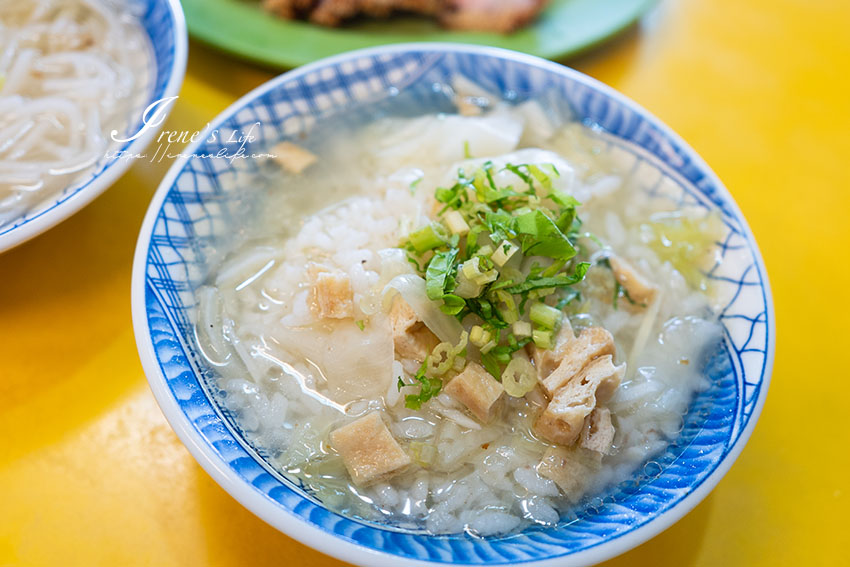 萬華古早味鹹粥米粉湯，一碗只要20元，單人份的海鮮綜合炸物適合一個人就能吃