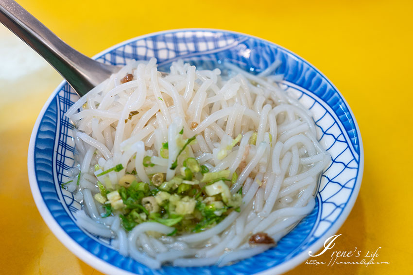 萬華古早味鹹粥米粉湯，一碗只要20元，單人份的海鮮綜合炸物適合一個人就能吃