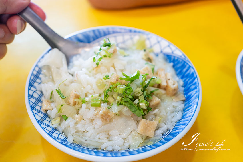 萬華古早味鹹粥米粉湯，一碗只要20元，單人份的海鮮綜合炸物適合一個人就能吃