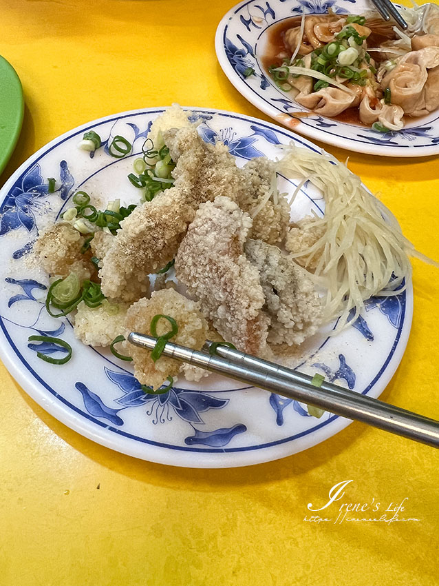 萬華古早味鹹粥米粉湯，一碗只要20元，單人份的海鮮綜合炸物適合一個人就能吃