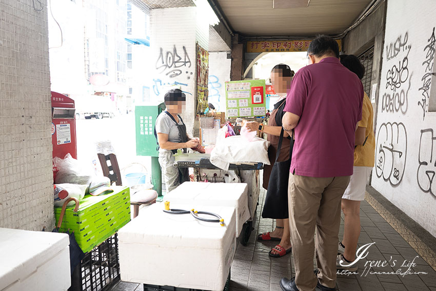 台北車站站前騎樓的老攤位，傳承一甲子的好味道，咬上一口清雅的酒釀酵甜味油然而生