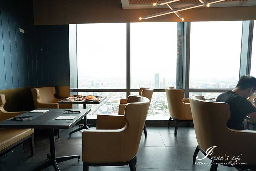超難訂位的台北人氣吃到飽餐廳｜39樓高樓層的360度高空環景，美食伴美景，八大餐區任你吃