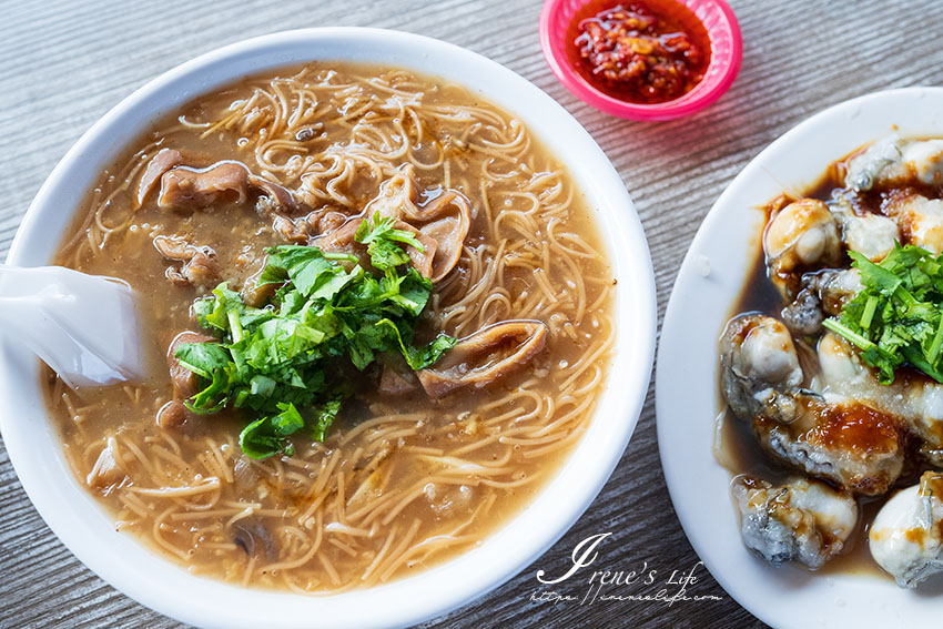 重新橋觀光市集美食｜大腸麵線配臭豆腐，蒜泥鮮蚵好肥美，一早就吃的到炸蝦球、深海魷魚