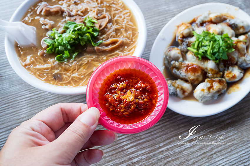 重新橋觀光市集美食｜大腸麵線配臭豆腐，蒜泥鮮蚵好肥美，一早就吃的到炸蝦球、深海魷魚