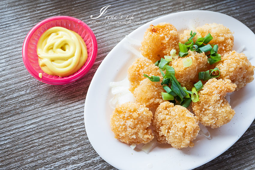 重新橋觀光市集美食｜大腸麵線配臭豆腐，蒜泥鮮蚵好肥美，一早就吃的到炸蝦球、深海魷魚