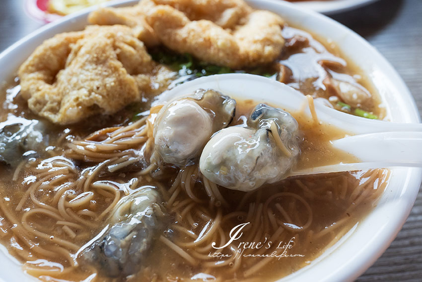 重新橋觀光市集美食｜大腸麵線配臭豆腐，蒜泥鮮蚵好肥美，一早就吃的到炸蝦球、深海魷魚