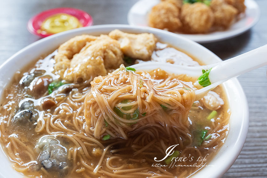 重新橋觀光市集美食｜大腸麵線配臭豆腐，蒜泥鮮蚵好肥美，一早就吃的到炸蝦球、深海魷魚