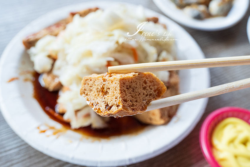 重新橋觀光市集美食｜大腸麵線配臭豆腐，蒜泥鮮蚵好肥美，一早就吃的到炸蝦球、深海魷魚