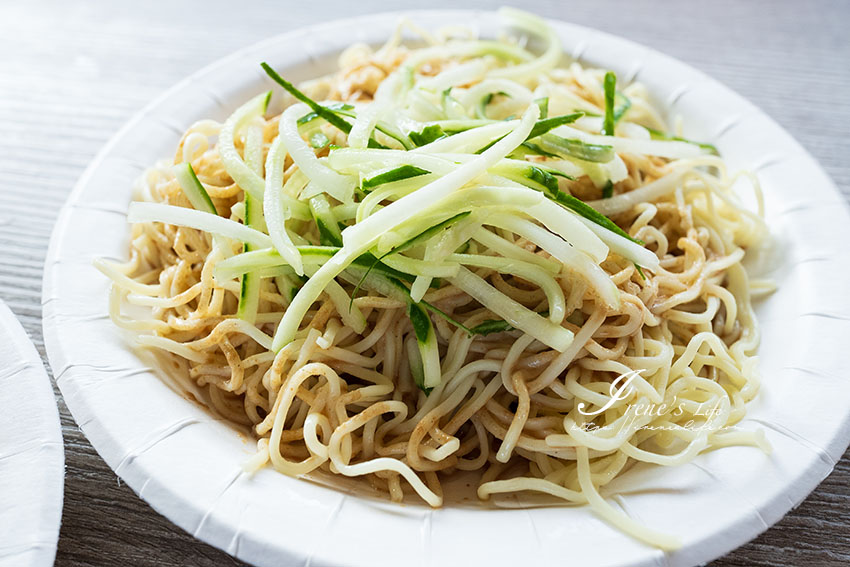 重新橋觀光市集美食｜大腸麵線配臭豆腐，蒜泥鮮蚵好肥美，一早就吃的到炸蝦球、深海魷魚