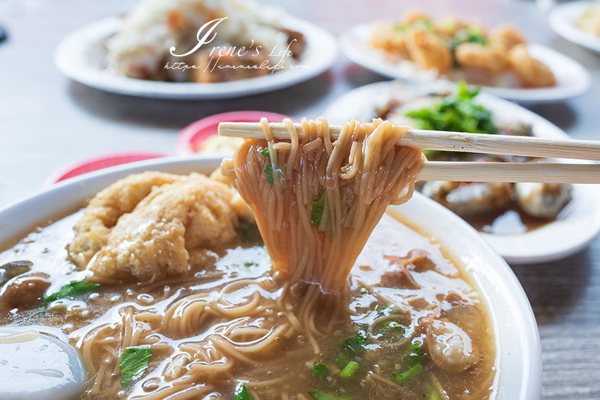 重新橋觀光市集美食｜大腸麵線配臭豆腐，蒜泥鮮蚵好肥美，一早就吃的到炸蝦球、深海魷魚