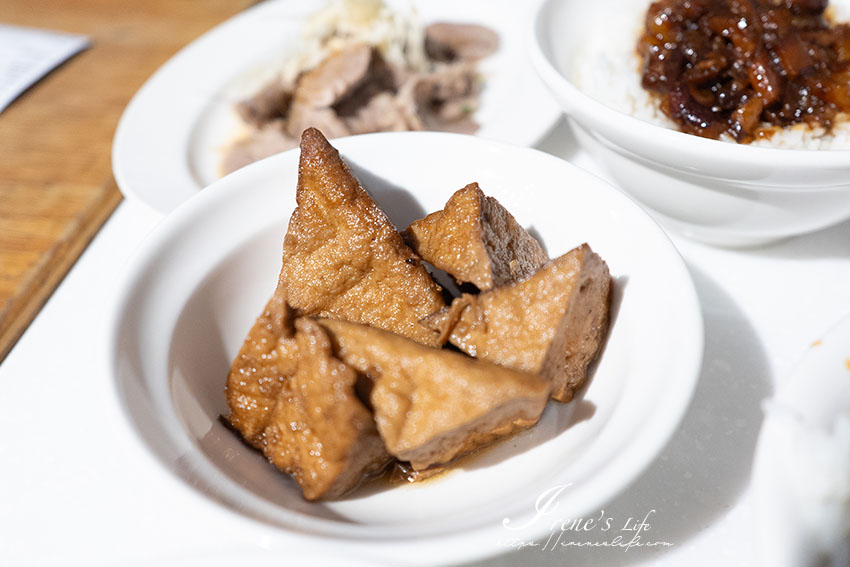 台北車站站前巷弄裡的人氣魯肉飯，大塊滷肉肥而入口即化，還有南部味的魚鬆魯肉飯