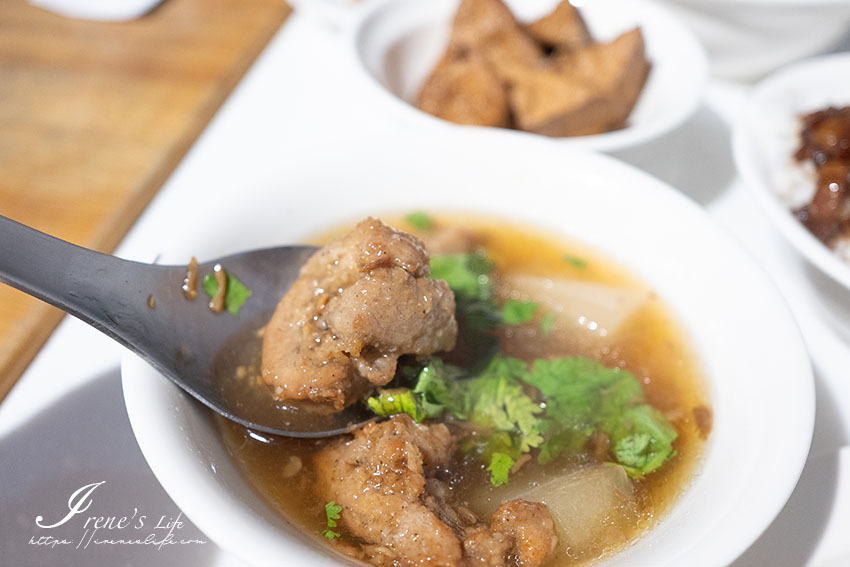 台北車站站前巷弄裡的人氣魯肉飯，大塊滷肉肥而入口即化，還有南部味的魚鬆魯肉飯