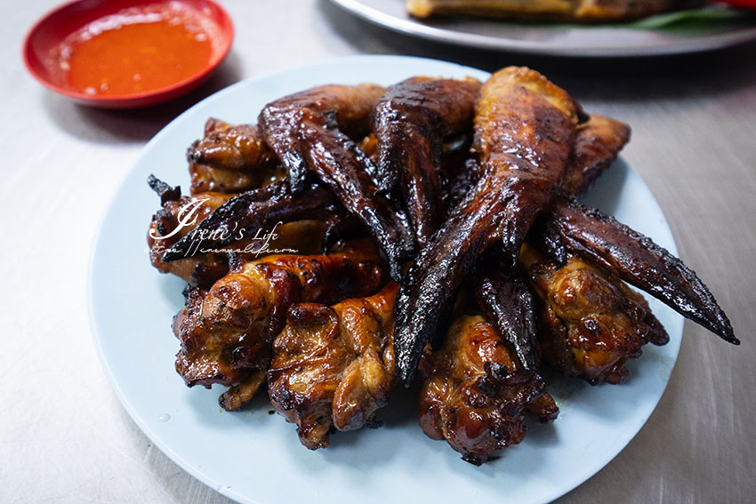 吉隆坡美食推薦｜亞羅街夜市人氣呼聲最高的黃亞華小吃店，現場濃煙瀰漫，不斷烤著招牌燒雞翅