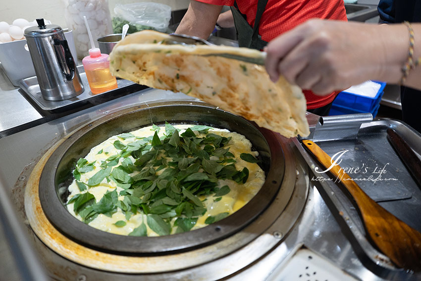 三重好吃的九層塔蔥油餅搬到新店面家囉，餅皮超酥脆口味多，在地人最愛的下午茶首選