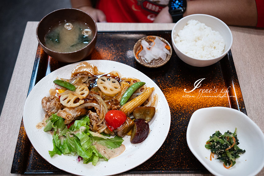 板橋車站二樓餐廳推薦，來自日本的定食專賣店，白飯、漬物、味噌湯可無限續
