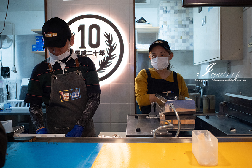 沖繩國際通必吃美食｜熱門的排隊美食，做成10円硬幣造型的起司蛋糕燒，滿滿起司牽絲到天際