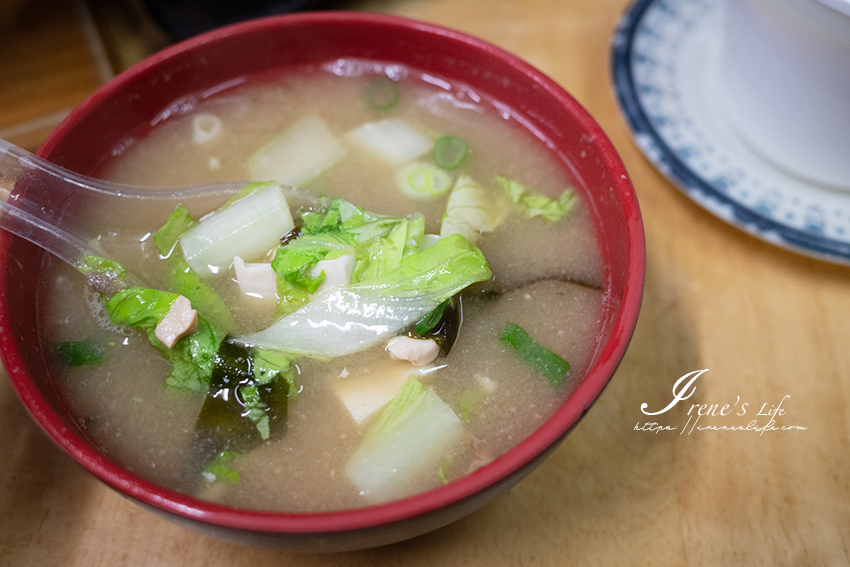 士林夜市隱藏版美食｜沒招牌沒店名的平價日式小攤，鍋燒烏龍麵、壽司捲高人氣