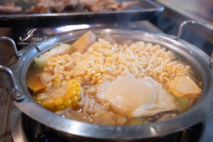 台北爆炸便宜的韓式烤肉，一份四色烤豬五花套餐只要250元，肉多到誇張，還有飲料無限享用